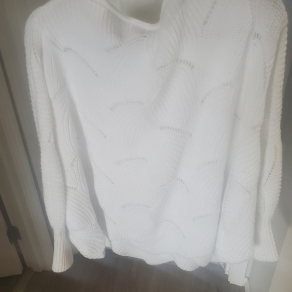 Beautiful light butterfly wing sweater. - Picture 3 of 9